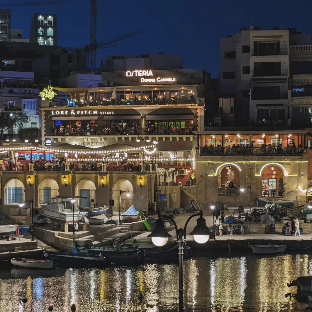 Spinola Bay notturna Malta